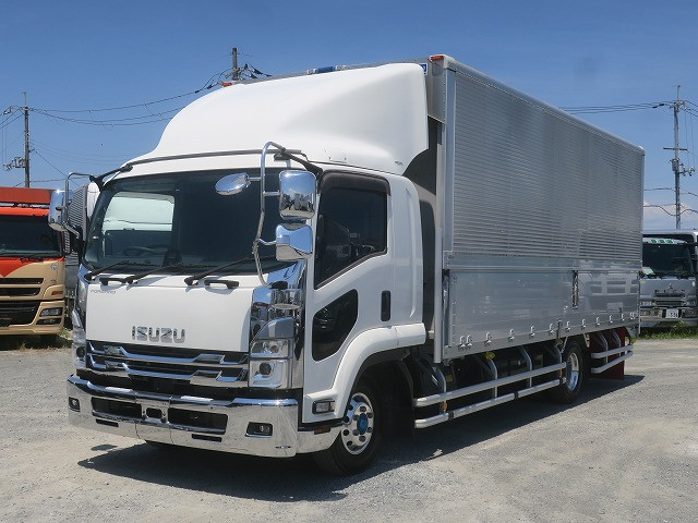 2022 Isuzu Forward, mid-size aluminum wing, 6200 wide, rear air suspension, 240 horsepower, aluminum wheels. ★Approximately 330,000 km on the odometer.★