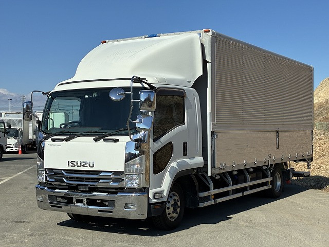 2018 Isuzu Forward, Medium-Sized Aluminum Wing, 6200 Wide, Retractable PG, Rear Air Suspension, 240 HP, Aluminum Wheels 