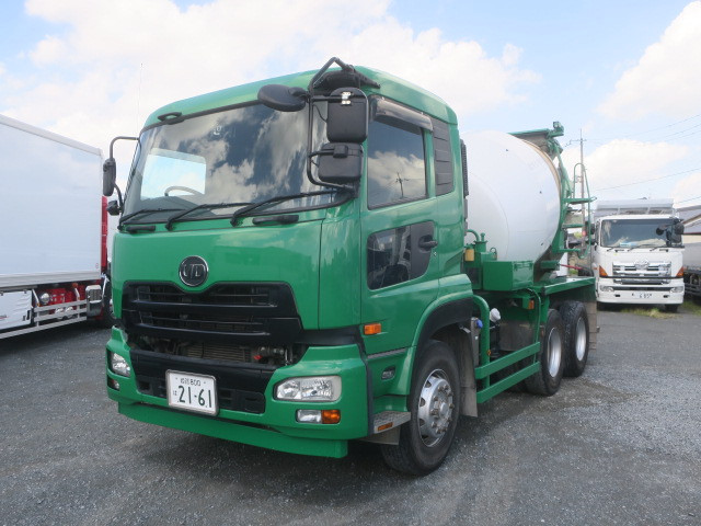 UDトラックス　ミキサー車