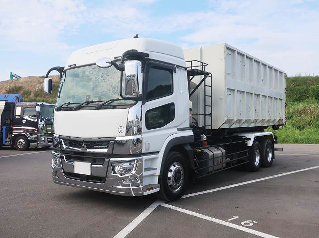 2024 Mitsubishi Fuso Super Great 22-ton truck with large hook and roll, manufactured by Kyokuto, with box, twin hoist, dual differentials, 10.4-ton payload capacity, high roof, 394 horsepower, aluminum wheels. Approximately 90,000 km on the odometer. Vehicle inspection valid until January 2026.
