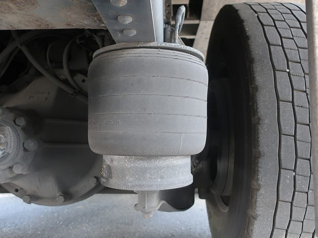 中古トラック いすゞ ギガ 大型冷凍バン