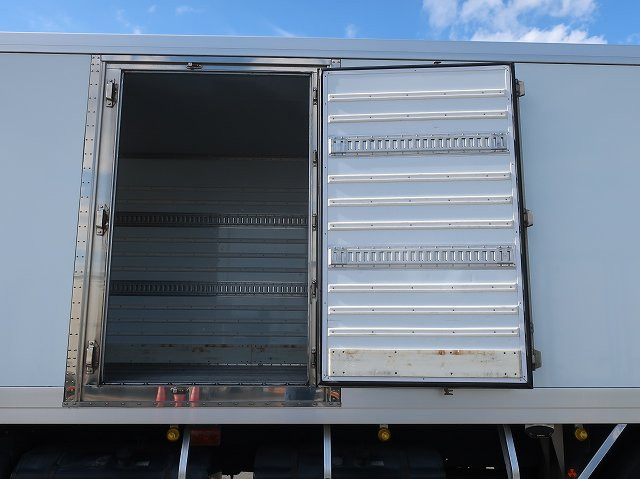 中古トラック いすゞ冷凍バン #9