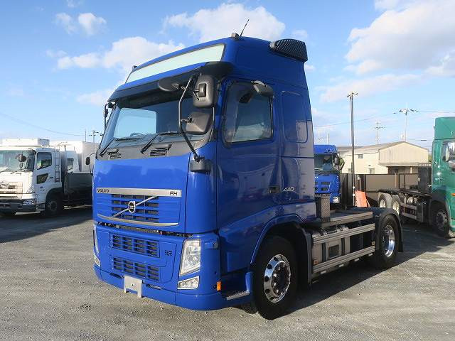 2014 Volvo Tractor Head, 5th Wheel Load 10.1t, Slide Coupler, 440 HP, High Roof, Aluminum Wheels 