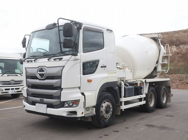 [Vehicle for lease rental only] 2018 Hino Profia Large Concrete Mixer Truck with 2 Differentials, Kayaba Drum Capacity 8.7m3, and Electric Hopper Cover. ★Raku-Nori Pack Installed!★
