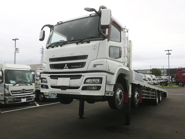 2016 Mitsubishi Fuso Super Grade Large Self-Loader with 4-Axle Low-Floor and Tadano Winch. Vehicle inspection valid until November 2016. Approximately 330,000 km on the odometer.