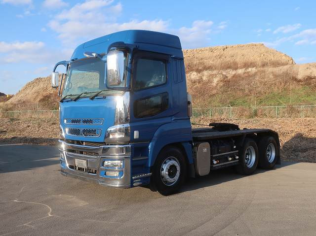 2016 Mitsubishi Fuso Super Grade Tractor Head, 5th Wheel Load Capacity 16t, 2 Differentials, 520 HP, High Roof, Approximately 550,000 km on the odometer.