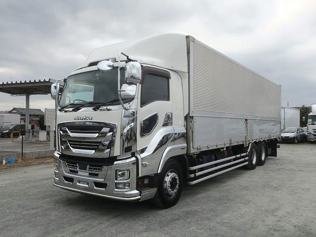 2018 Isuzu Giga, Large Aluminum Wing, High-Floor, 3-Axle, 380 HP, Rear Air Suspension, 510,000 km
