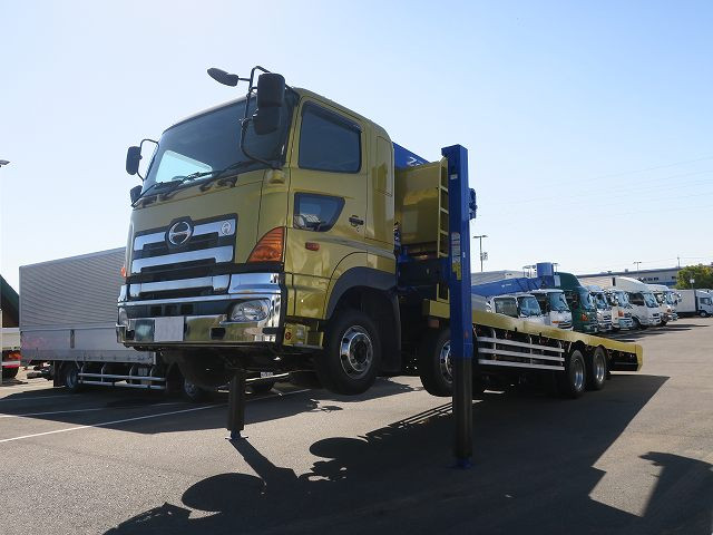 2012 Hino Profia Self-Loader with Large Crane, 4-Axle Low-Floor, Tadano 4-Stage High Jack, Winch, Radio Control, Retarder, Aluminum Wheels. Approximately 680,000 km on the odometer. Vehicle inspection valid until September 2016.