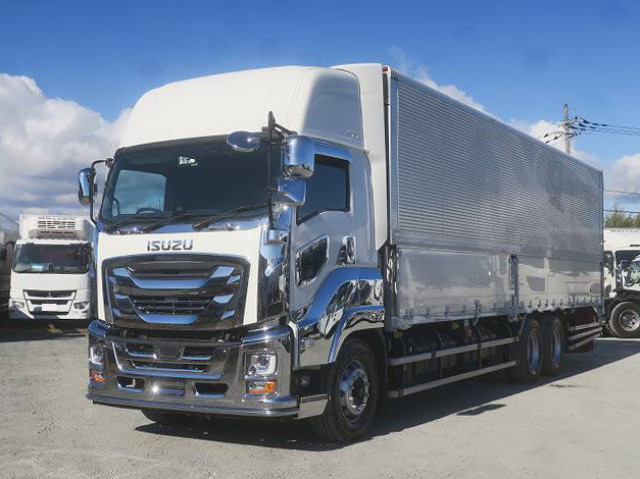 2020 Isuzu Giga, large aluminum wing, high-floor, triple axle, high roof, 380 horsepower, approximately 490,000 km on the odometer.
