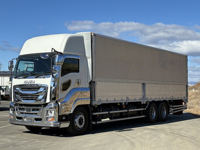2020 Isuzu Giga, large aluminum wing, high-floor, triple axle, high roof, 380 horsepower, approximately 490,000 km on the odometer.