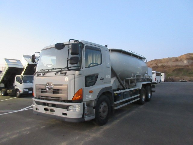 日野　粉粒体運搬車