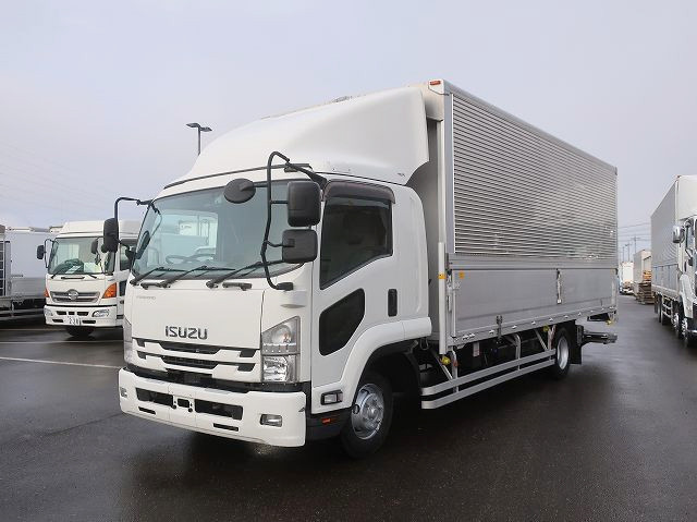 2020 Isuzu Forward, mid-size aluminum wing, 6200 wide, retractable PG, rear air suspension, 240 horsepower, approximately 410,000 km on the odometer.