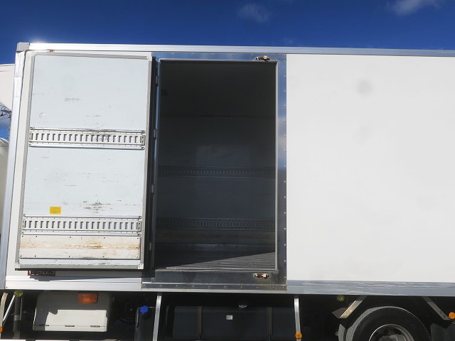 中古トラック いすゞ冷凍バン ＃8