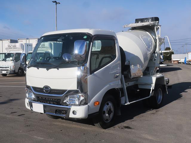 [Vehicle for lease rental only] 2018 Hino Dutro Compact Concrete Mixer Truck, Kayaba, 2.5m3 Drum Capacity, Hopper Cover, 150 HP ★Raku-Nori Pack Installed!★
