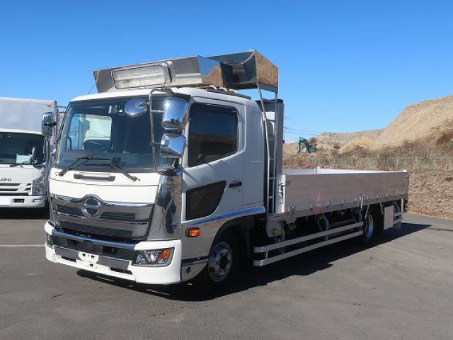 2018 Hino Ranger Medium-Duty Flatbed, Aluminum Block, 6000 Wide, Rear Air Suspension, 240 HP, Approximately 330,000 km on the odometer.