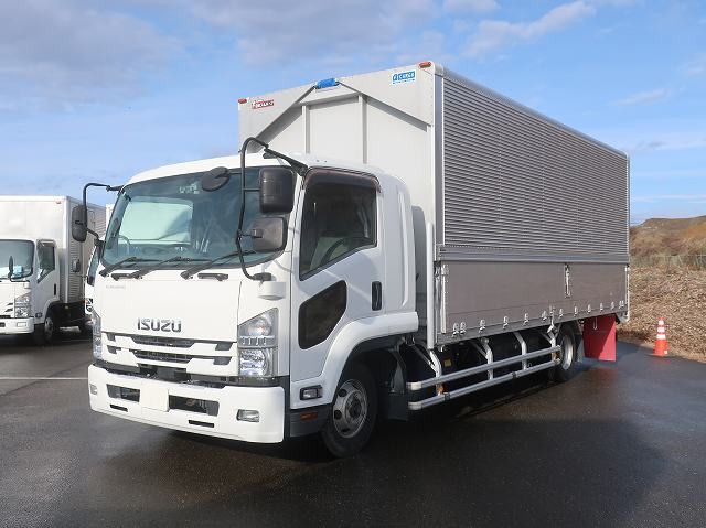 2020 Isuzu Forward, mid-size aluminum wing, 6200 wide, rear air suspension, 240 horsepower. Approximately 80,000 km on the odometer. Vehicle inspection valid until December 2016.