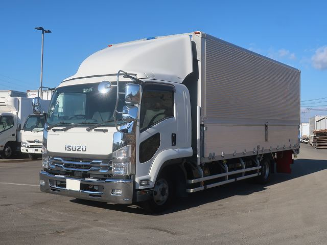 2020 Isuzu Forward, Medium-Sized Aluminum Wing, 6200 Wide, Approximately 100,000 km on the odometer, Vehicle Inspection valid until March 2026.