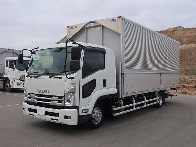 2022 Isuzu Forward, mid-size aluminum wing, 6200 wide, storage PG, meter reading approximately 180,000 km