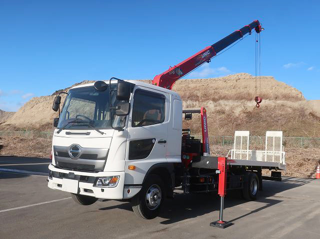【リースレンタル専用車両】令和3年式 日野 レンジャー 増トンクレーン付セーフティーローダー ユニック4段 ラジコン フックイン ウィンチ 歩み板 240馬力 ★楽のりパック施工済み！★