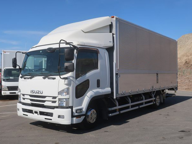 2017 Isuzu Forward, Medium-Sized Aluminum Wing, 6200 Wide, Combination Gate, 240 HP, Approximately 180,000 km on the odometer.
