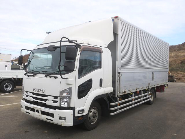 2018 Isuzu Forward, Extra-Large Capacity, Aluminum Wing, 6200 Wide, 5.3-ton Load Capacity, 240 HP, Approximately 180,000 km on the odometer.