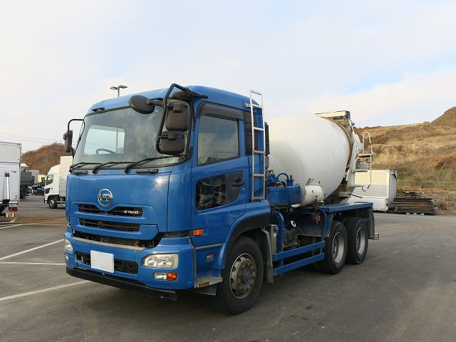 UDトラックス　ミキサー車
