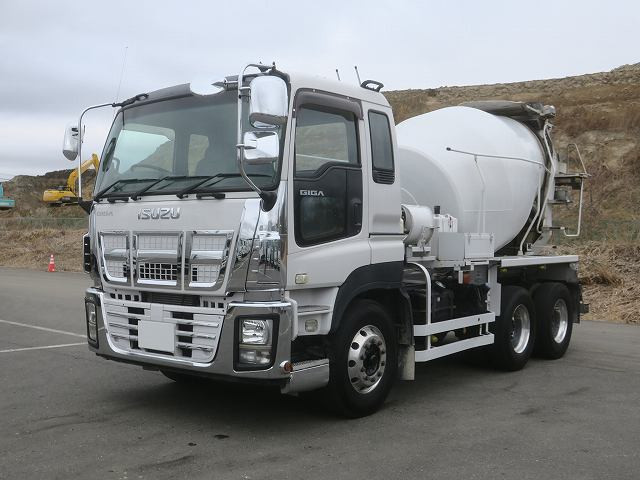 2012 Isuzu Giga Heavy-Duty Concrete Mixer Truck with 2 Differentials, ShinMaywa, 8.7m3 Drum Capacity, Electric Hopper Cover, 380 HP, Aluminum Wheels. Approximately 260,000 km on the odometer. Vehicle inspection valid until October 2016.