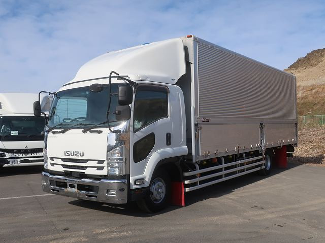 2018 Isuzu Forward with aluminum wing, 7200 wide body, 4.4-ton payload capacity, combination gate, rear air suspension, 240 horsepower