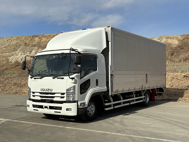 2019 Isuzu Forward, Medium-Sized Aluminum Wing, 6200 Wide, Combination Gate, Approximately 220,000 km on the odometer.