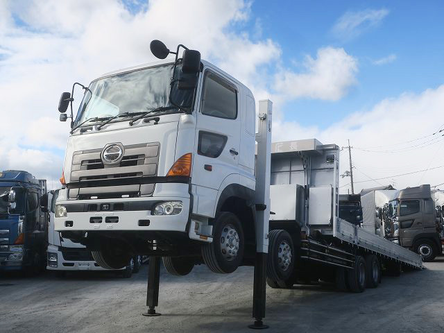 2009 Hino Profia Large Self-Loader with 4-Axle Low-Floor, Fujita High Jack, Walking Board, and Winch. Approximately 520,000 km on the odometer.