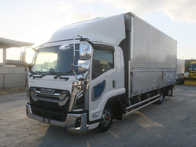 2024 Isuzu Forward, Aluminum Wing, 6200 Wide, 240 HP, Approximately 300,000 km on the odometer.