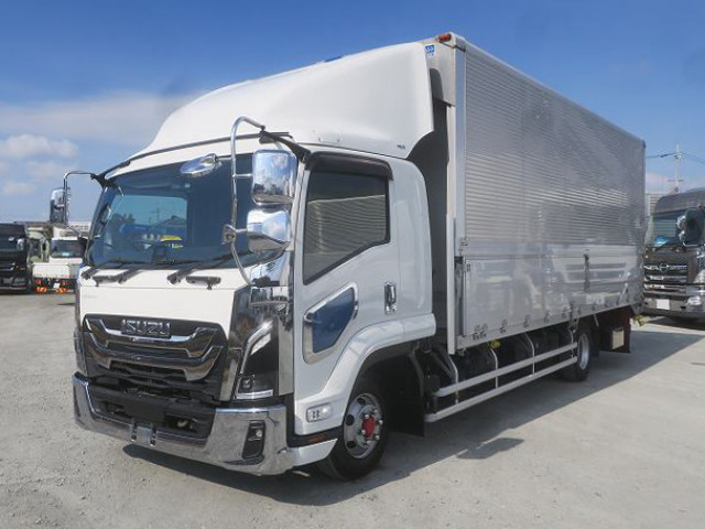 2024 Isuzu Forward, Aluminum Wing, 6200 Wide, 240 HP, Approximately 300,000 km on the odometer.