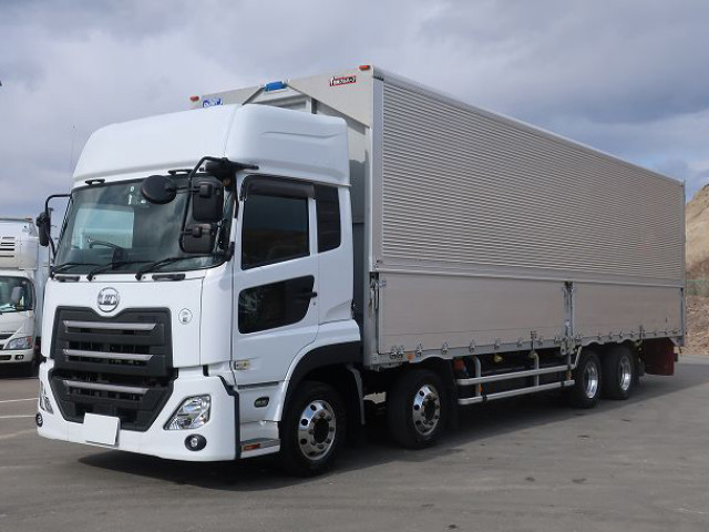 2021 UD Trucks Quon with large aluminum wing, 4-axle, high roof, and aluminum wheels. Approximately 440,000 km on the odometer. Vehicle inspection valid until April 2023.