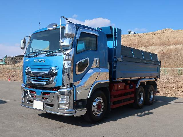 2017 Isuzu Giga Heavy-Dump Truck, ShinMaywa 5100 Body, 220cm Wide, 2 Differentials, 380 HP, Aluminum Wheels. Approximately 350,000 km on the odometer. Vehicle inspection valid until April 2023.
