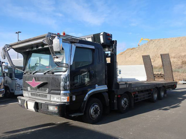 1999 Mitsubishi Fuso Super Great Large Self-Loader with 4-Axle Low-Floor, Fujita V8 Engine, Radio-Controlled High Jack, Automatic Stepping Board, and Winch. Approximately 480,000 km on the odometer.