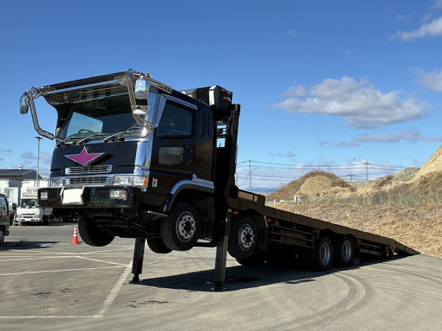 1999 Mitsubishi Fuso Super Great Large Self-Loader with 4-Axle Low-Floor, Fujita V8 Engine, Radio-Controlled High Jack, Automatic Stepping Board, and Winch. Approximately 480,000 km on the odometer.