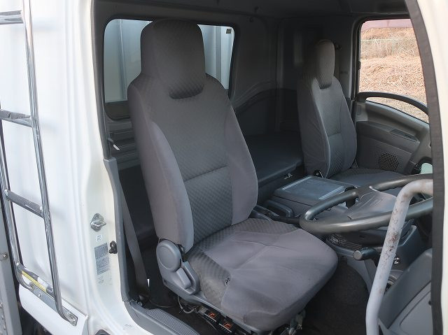 中古トラック　いすゞフォワード 中型 平ボディ