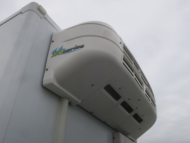 中古トラック いすゞ フォワード 中型冷凍バン