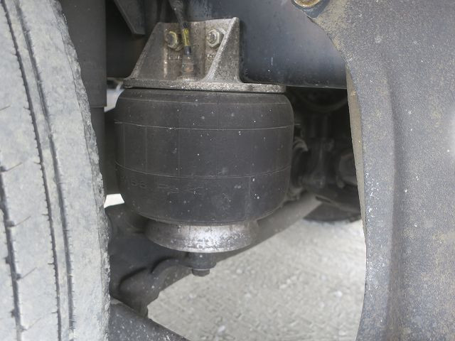 中古トラック いすゞ フォワード 中型冷凍バン