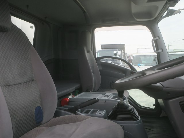 中古トラック いすゞ フォワード 中型冷凍バン