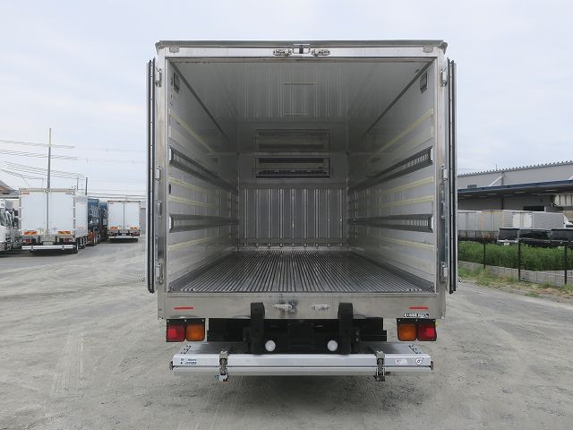 中古トラック いすゞ フォワード 中型冷凍バン