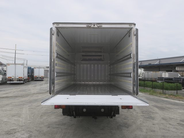 中古トラック いすゞ フォワード 中型冷凍バン