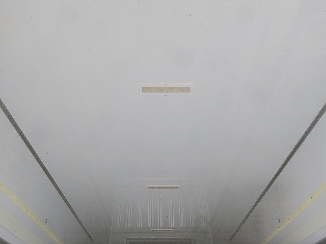 中古トラック いすゞ フォワード 中型冷凍バン