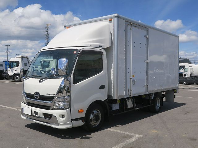 2017 Hino Dutro Small Aluminum Van, 3-ton payload, wide long body, 211cm bed height, shutter-type doors, left and right side doors, 2-tier lashing rails. [Suitable for semi-medium-sized vehicle licenses (excluding 5-ton limited licenses)]
