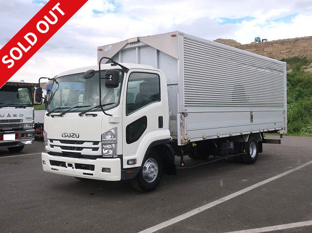 2009 Isuzu Forward, Medium-Sized Aluminum Wing, 6200 Wide, Approximately 320,000 km on the odometer.