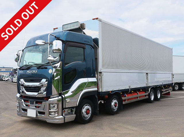 2017 Isuzu Giga, large aluminum wing, 4-axle low floor, high roof, retarder, 2 stanchions. *Approximately 460,000 km on the odometer. *Safety inspection package installed!