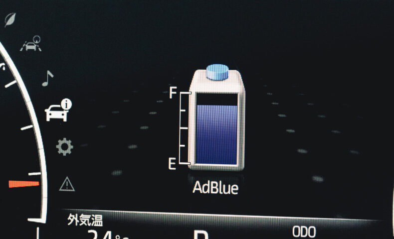 トラックのアドブルーがなくなるとどうなる？補充時期の目安や費用について解説