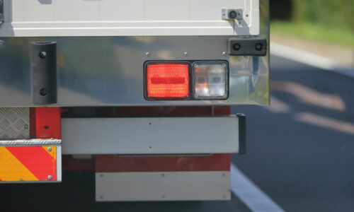 トラックのブレーキランプが消えない…？考えられる原因と対処法を解説