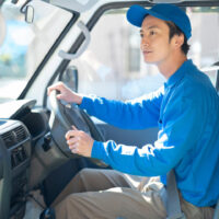 トラックのインバーターとは何？活用するメリットや選ぶ際のポイントを解説
