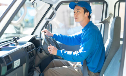 トラックのインバーターとは何？活用するメリットや選ぶ際のポイントを解説